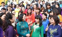 越南国家副主席邓氏玉盛会见全国优秀教师
