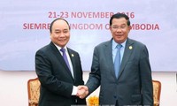 越南政府总理阮春福与柬埔寨首相洪森举行会谈