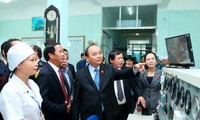 越南政府总理阮春福与越南海洋医学院负责人座谈