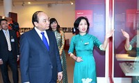 越南政府总理阮春福探望越南妇女博物馆