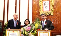 越南向国际SOS儿童村名誉主席和现任主席授予三级劳动勋章