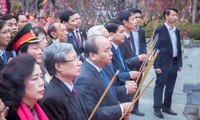 越南政府总理阮春福出席栋多丘庙会