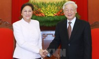 阮富仲会见老挝国会主席巴妮