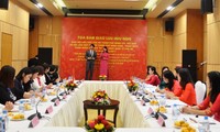 越南芒街与中国东兴妇女举行友好交流活动