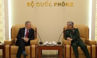 越南国防部副部长阮志咏会见美国驻越大使奥修斯