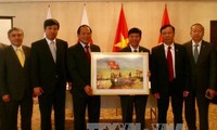 越南通讯传媒部向驻日大使馆赠送摄影作品和系列记录片《2017年探索越南》