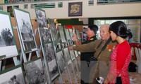 “历史时刻”摄影展在胡志明战役博物馆举行