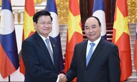越南政府总理阮春福与老挝总理通伦举行会谈