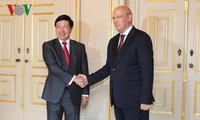 越南政府副总理兼外长范平明与葡萄牙外长席尔瓦举行会谈