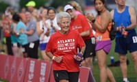  94岁老太成为世界上完成半程马拉松的最年长女性