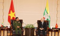 阮富仲会见缅甸国防军总司令敏昂莱