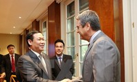 越南政府副总理王庭惠与世贸组织领导人座谈