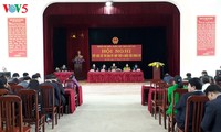 越南国会副主席杜伯巳接触老街选民