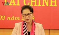 越南国会主席阮氏金银与财政部座谈
