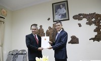 向印度尼西亚新任驻胡志明市总领事颁发领事认可证书