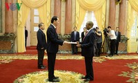 越南国家主席陈大光会见前来递交国书的各国驻越大使