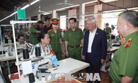 越南国会副主席汪朱刘视察公安部第8总局下属单位