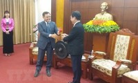 老挝建国阵线中央主席赛宋蓬访问和平省