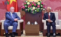  越南国会副主席汪朱刘会见公正俄罗斯党议员理事会主席米罗诺夫