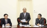 阮春福与总理经济咨询小组座谈