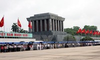 纪念遵循胡志明主席遗嘱49周年文艺晚会在河内举行