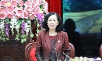 越共中央民运部部长张氏梅与宁平省省委常委座谈