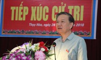  越南公安部长苏林与北宁省选民进行接触