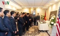 越南驻外代表机构举行原越共中央总书记杜梅吊唁仪式并设置吊唁簿