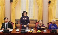 越南国家副主席邓氏玉盛会见安江省为国立功者代表团