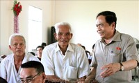 越南祖国阵线中央委员会主席陈青敏与芹苴市选民接触