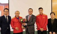    越南驻卡塔尔大使探望和勉励越南国家足球队