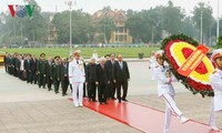 越南共产党建党89周年：越南党和国家领导人入陵瞻仰胡志明主席遗容