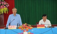 越共中央书记处常务书记陈国旺视察茶荣省