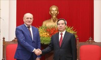越共中央经济部部长阮文平会见Gazprom高级代表团