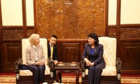 越南国家副主席邓氏玉盛会见微笑行动创始人