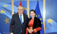 越南国会主席阮氏金银与欧洲议会议长安东尼奥·塔亚尼举行会谈