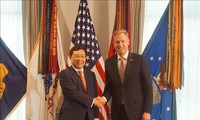 越南和美国继续促进经贸投资与国防合作