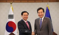  越南政府副总理王庭惠会见韩国总理李洛渊和国会议长文喜相