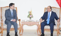 越南政府总理阮春福会见泰国央行行长维拉泰.桑蒂普拉霍