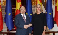 越南政府总理阮春福会见欧盟委员会副主席莫盖里尼