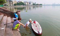 在西湖体验站立式划桨