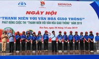越南青年联合会中央发起青年与交通文化竞赛运动