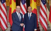 越南政府总理阮春福会见美国商务部长罗斯
