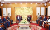 越共中央经济部部长阮文平会见法国道达尔石油集团负责人