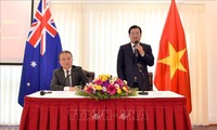 郑庭勇副总理看望越南驻澳大利亚大使馆和旅澳越南人代表