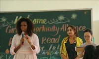 美国前总统奥巴马夫人看望隆安省芹湥县高中师生