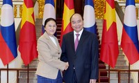 越南政府总理阮春福会见老挝国会主席巴妮