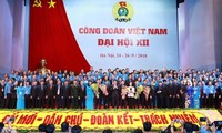 越共中央政治局​关于新形势下革新越南工会的组织与活动的决议