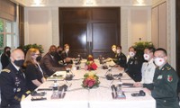 美国和中国国防部长在新加坡举行会谈