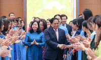 越南政府总理范明政就性别平等和发展问题与妇女对话